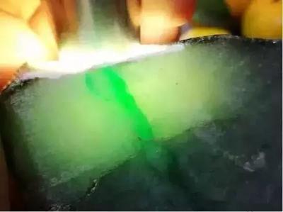 一线生机价连城 2万元原石凭色带逆袭，开料全程惊心动魄